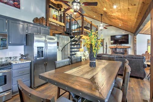 Smoky Mountain Loft Amazing Views, Hot Tub, 560 FREE tickets each paid day!!! in Oldham (TN)