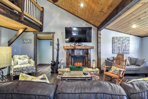 Smoky Mountain Loft Amazing Views, Hot Tub, 560 FREE tickets each paid day!!! in Oldham (TN)