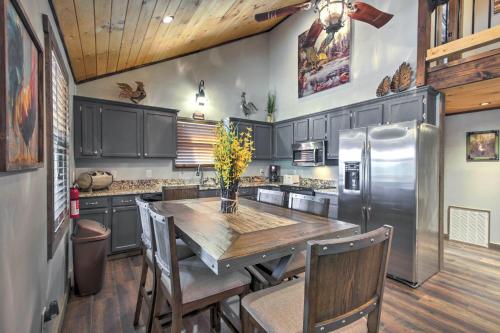 Smoky Mountain Loft Amazing Views, Hot Tub, 560 FREE tickets each paid day!!! in Oldham (TN)