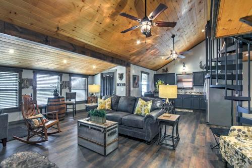Smoky Mountain Loft Amazing Views, Hot Tub, 560 FREE tickets each paid day!!! in Oldham (TN)