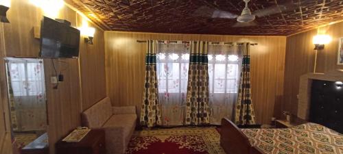 Golden crown houseboat