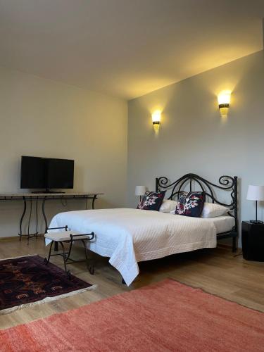 1 queen bed, 1 sofa bed
