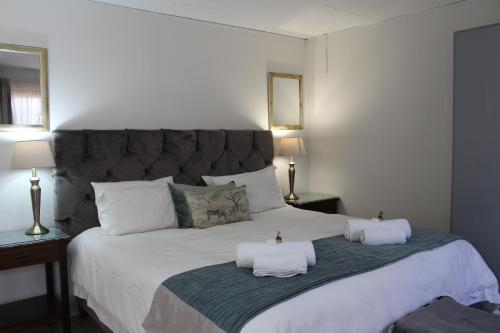 1 double bed, 2 twin beds
