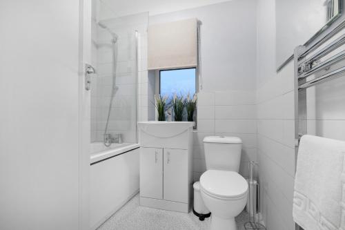 Bright 4 bedroom 2 bath house ideal for Pinewood Studios