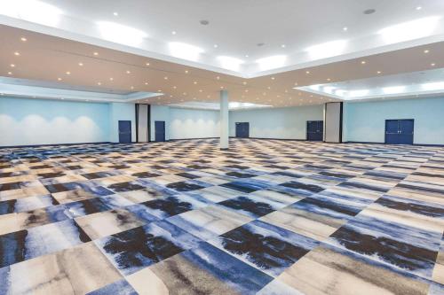 Ramada by Wyndham Hartford North - Bradley Airport in Windsor Locks, USA