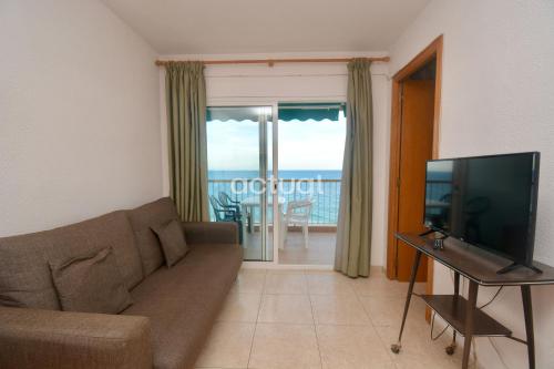 One-Bedroom Apartment image 2