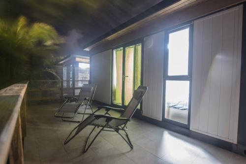 발코니/테라스, Cosy Waterfront Private retreat by CoconutGardenSxm in 마리고트