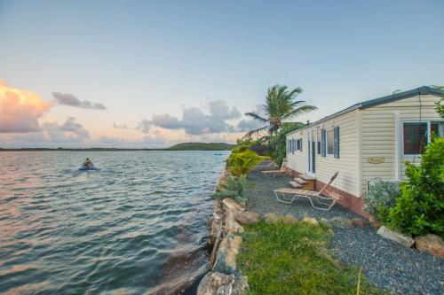 Waterfront 2 Bedroom MobilHome by CoconutGardenSxm in 마리고트