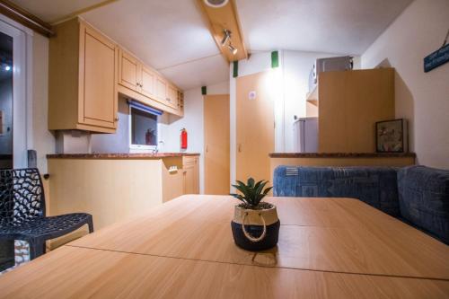 Waterfront 2 Bedroom MobilHome by CoconutGardenSxm in 마리고트