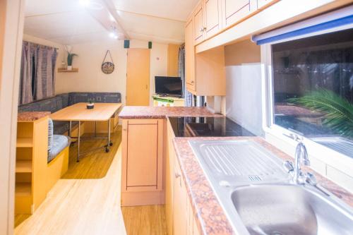 Waterfront 2 Bedroom MobilHome by CoconutGardenSxm in 마리고트