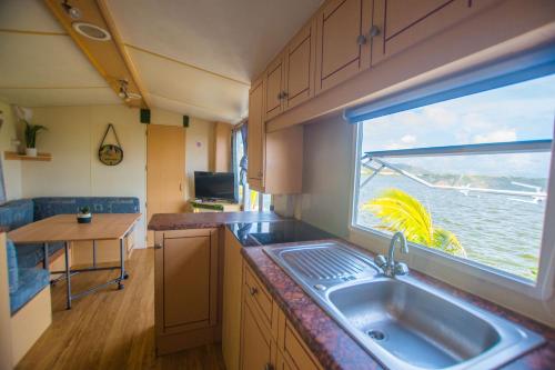 Waterfront 2 Bedroom MobilHome by CoconutGardenSxm in 마리고트