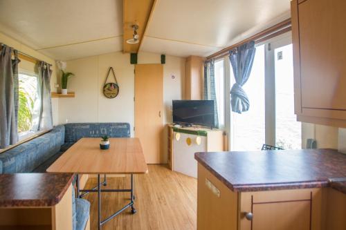 Waterfront 2 Bedroom MobilHome by CoconutGardenSxm in 마리고트