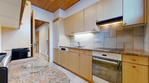 keuken, 5min. from the ski slopes Crans-Montana, 2 bedrooms, covered parking in Chermignon
