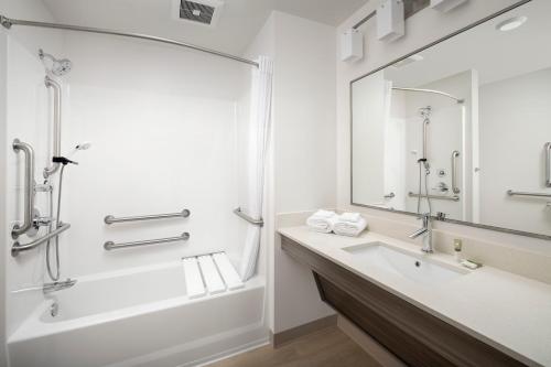 Queen Room with Tub - Disability Access/Non-Smoking