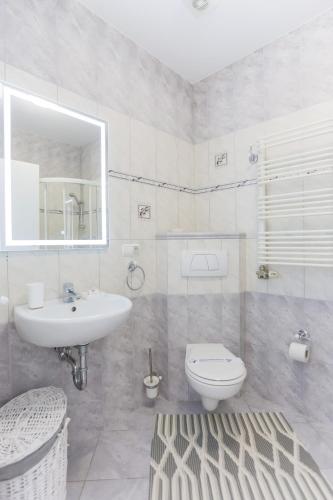 One-Bedroom Apartment image 2