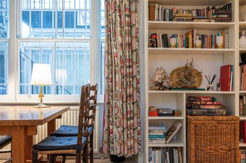 Attractive flat in Little Venice - Tap to explore photos