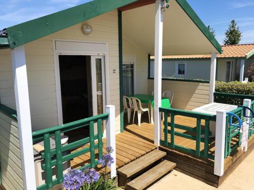 Chalet de 2 chambres avec piscine partagee jardin clos et wifi a Grandcamp Maisy