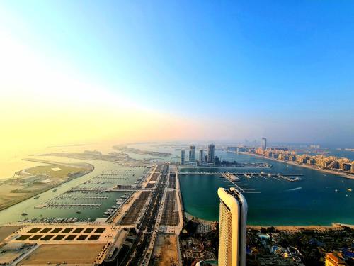 AT THE TOP MARINA, Award winning property, Walk to Beach and Metro station, coliving Dubai