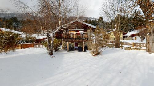 Chalet for 5 persons in Les Mayens-de-la-Zour, large outdoor space