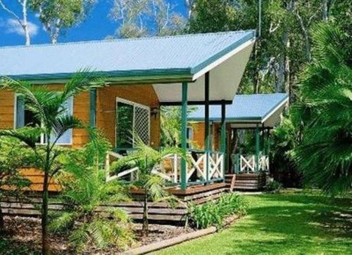 Lorikeet Holiday Park Ideally located in the Arrawarra area, Gateway Lifestyle Lorikeet promises a relaxing and wonderful visit. The property offers a high standard of service and amenities to suit the individual needs of 