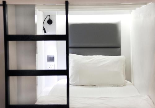 Single Pod in Male Shared Room image 9