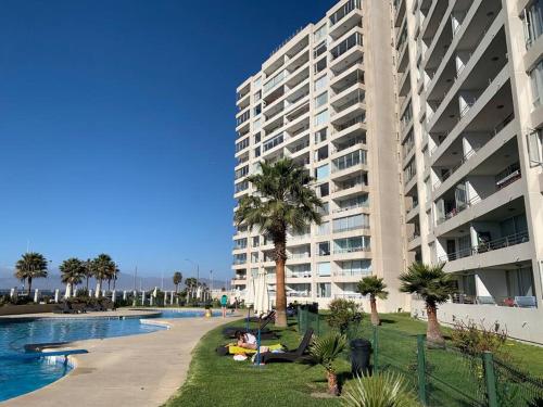 Primera línea frente al mar, con gran piscina.