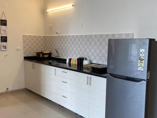 SEaRENITY - 2BHK Beautiful Apartment in Luxury Condo with Pool - Best location in North Goa