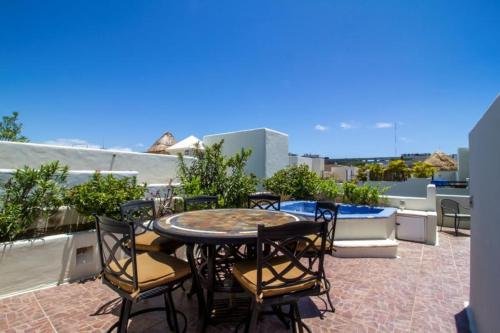 Lush Condo with Private Rooftop Terrace and Plunge Pool Near 5th Ave