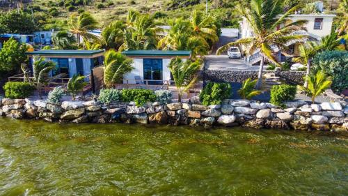 숙소 외관, Cosy Waterfront Private retreat by CoconutGardenSxm in 마리고트