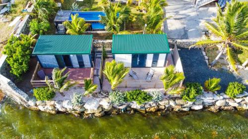 숙소 외관, Cosy Waterfront Private retreat by CoconutGardenSxm in 마리고트