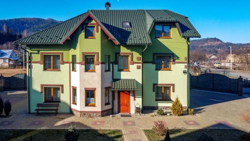 Utvendig, Emerald House in Mykulytsjyn