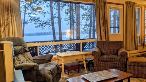 Amazing Stillar Cottage on Spectacular Wolfe Lake