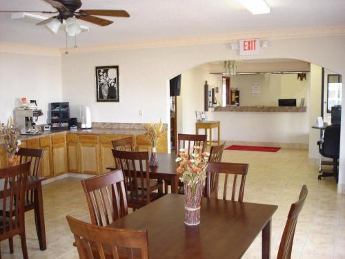 餐飲選擇, 美肯艾森豪威爾公園大道美洲最佳價值套房酒店 (Americas Best Value Inn & Suites Macon at Eisenhower Pkwy) in 梅肯市中心