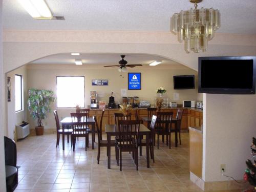 餐廳, 美肯艾森豪威爾公園大道美洲最佳價值套房酒店 (Americas Best Value Inn & Suites Macon at Eisenhower Pkwy) in 梅肯市中心