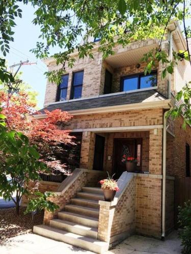 Large, Upscale Beautiful Home Perfect for Entertaining, Near Wrigley