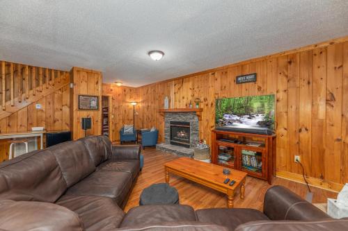 Firefly Hollow Cabin - Smoky Mountains - Soaky Mountain Water Park - Sevierville Convention Center in Pigeon Forge, USA