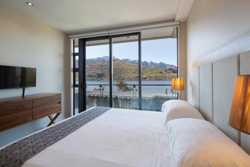 Two-Bedroom Apartment with Lake View