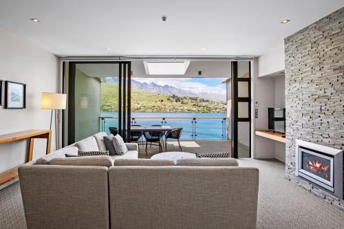 Three-Bedroom Apartment with Lake View