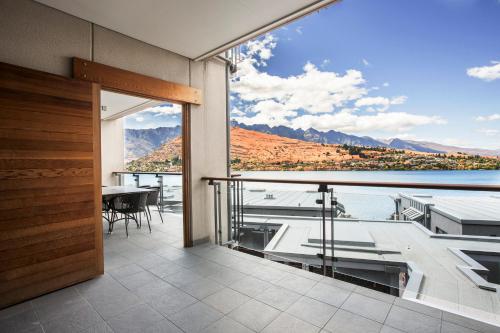 Executive Three-Bedroom Apartment with Lake View