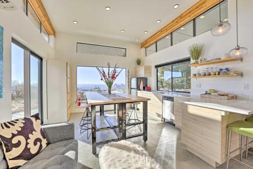 . Luxe, Modern Studio with Sweeping City Views!