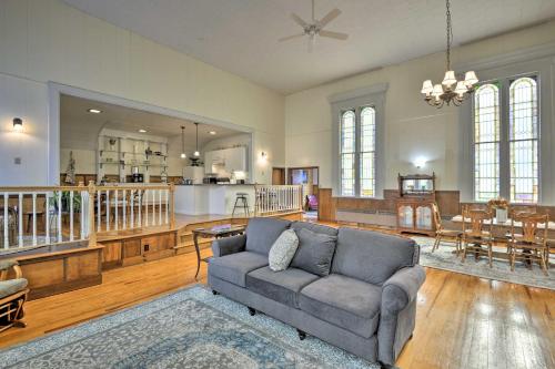 Lisle Apt Fireplace and Stained Glass Windows! in Lisle, USA