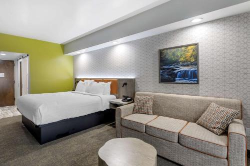 Best Western Plus Apple Valley Lodge Pigeon Forge Room Type - King Suite with Sofa Bed and Balcony