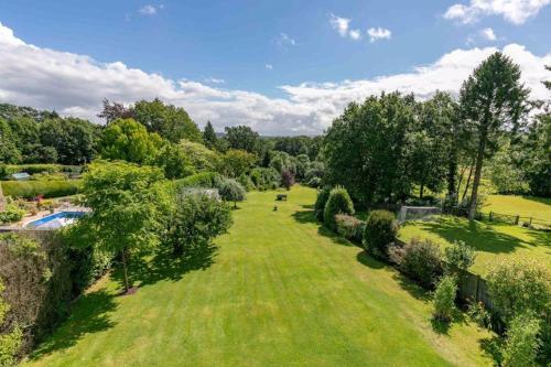 Rozel, Ashdown Forest views, huge garden, family friendly, East Grinstead