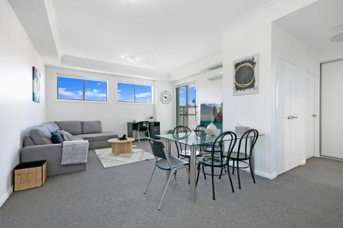 KOZYGURU WENTWORTHVILLE KOZY 2 BED 1 BATH APT STREET PARKING NWE049