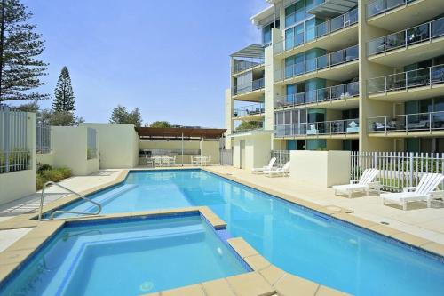 B&B Bargara - Ground Floor Luxury Oceanfront Apartment - Bed and Breakfast Bargara