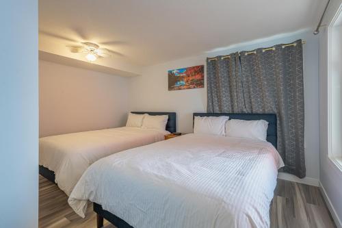Rooms of 4 Bedrooms Suite Combo for Group of Families - Windtower Lodge