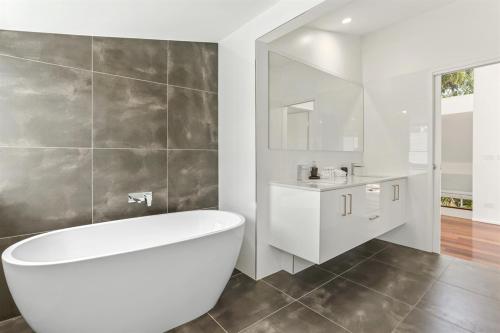 Secluded oasis on the water, Noosa Heads