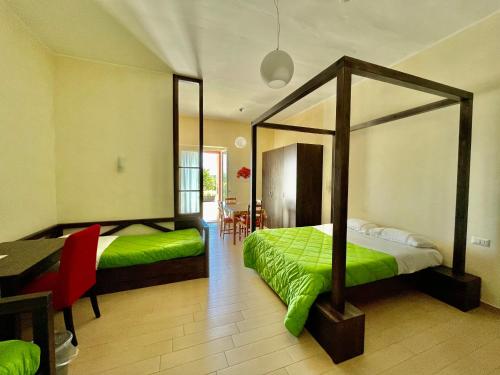 1 queen bed, 2 twin beds