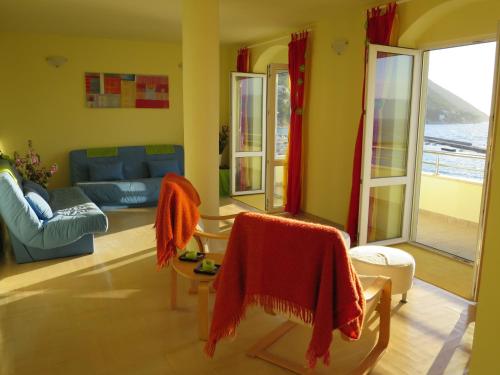 Prime and Exclusive Seafront Location Apartment Sunset in Trpanj