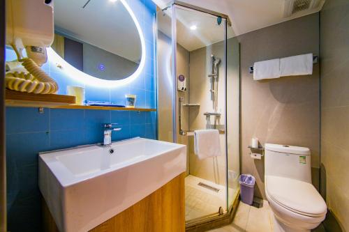 Mainland Chinese Citizens - Standard Twin Room image 1